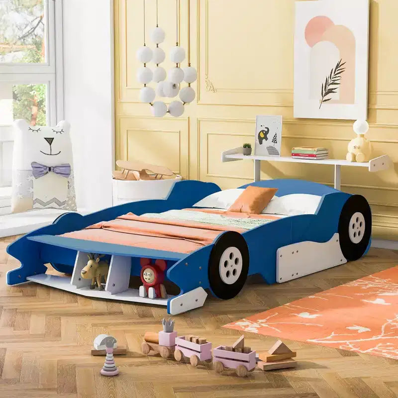 Lit plateforme simple en forme de voiture de course avec roulettes, au design unique