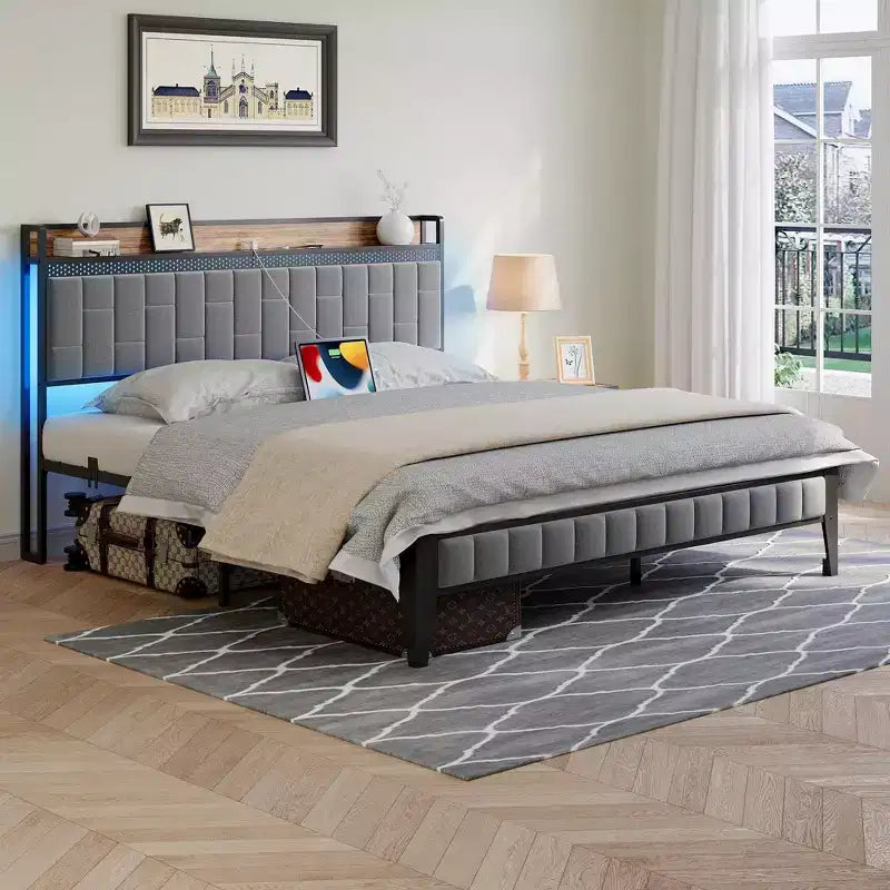 Cadre de lit double avec tête et pied de lit en bois, lumière LED réglable et station de charge, espace de rangement