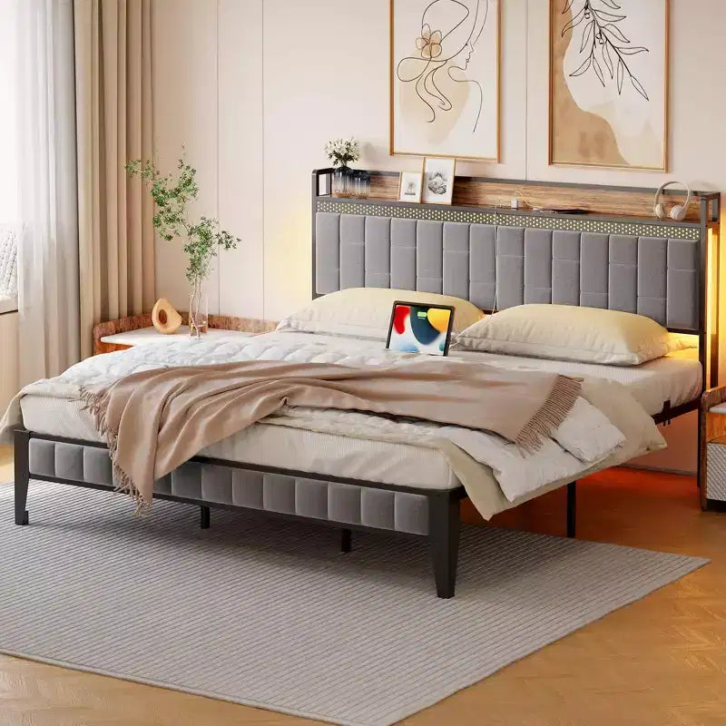 Cadre de lit double avec tête et pied de lit en bois, lumière LED réglable et station de charge, espace de rangement