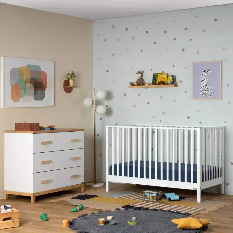 Commode 3 tiroirs pour chambre de bébé, pieds blanc et chêne rouge, finition non toxique sans danger pour les bébés avec dispositif anti-basculement, commode de rangement 86 cm pour chambre d'enfant