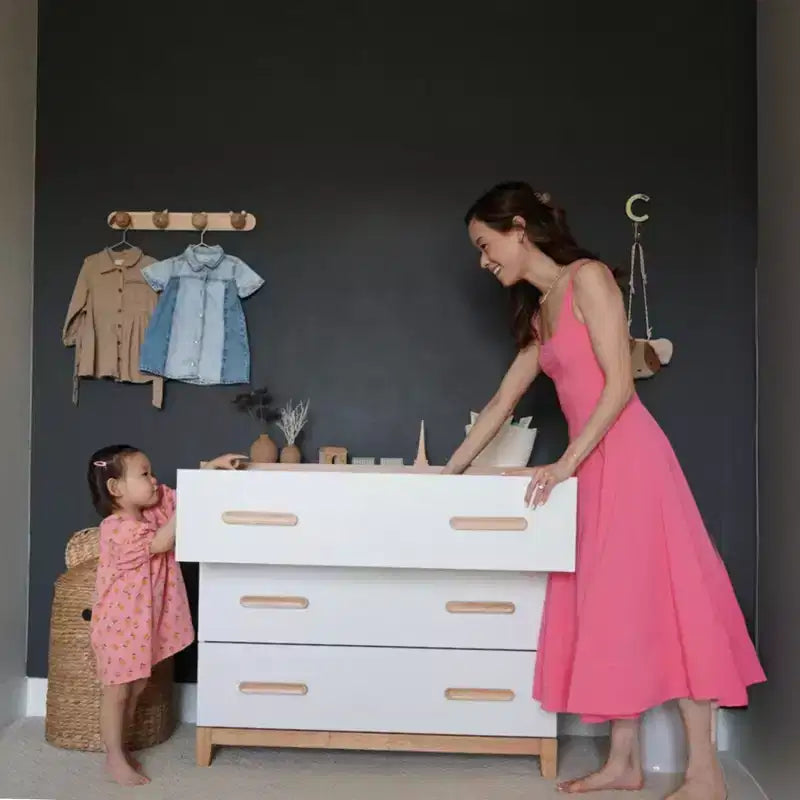 Commode 3 tiroirs pour chambre de bébé, pieds blanc et chêne rouge, finition non toxique sans danger pour les bébés avec dispositif anti-basculement, commode de rangement 86 cm pour chambre d'enfant