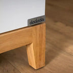 Commode 3 tiroirs pour chambre de bébé, pieds blanc et chêne rouge, finition non toxique sans danger pour les bébés avec dispositif anti-basculement, commode de rangement 86 cm pour chambre d'enfant