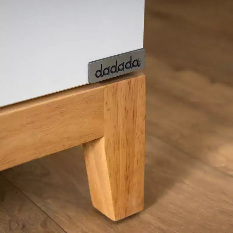 Commode 3 tiroirs pour chambre de bébé, pieds blanc et chêne rouge, finition non toxique sans danger pour les bébés avec dispositif anti-basculement, commode de rangement 86 cm pour chambre d'enfant