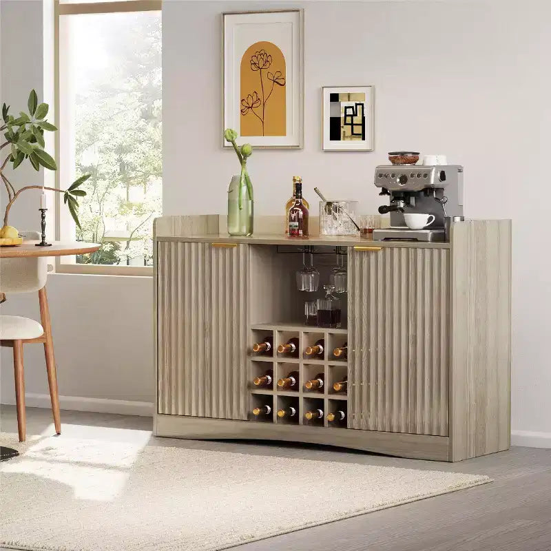 Meuble de bar à vin cannelé de 119 cm avec 9 porte-verres et 12 casiers à vin - Meuble de bar à liqueurs et à café avec rangement pour la maison - Grand buffet avec 2 portes