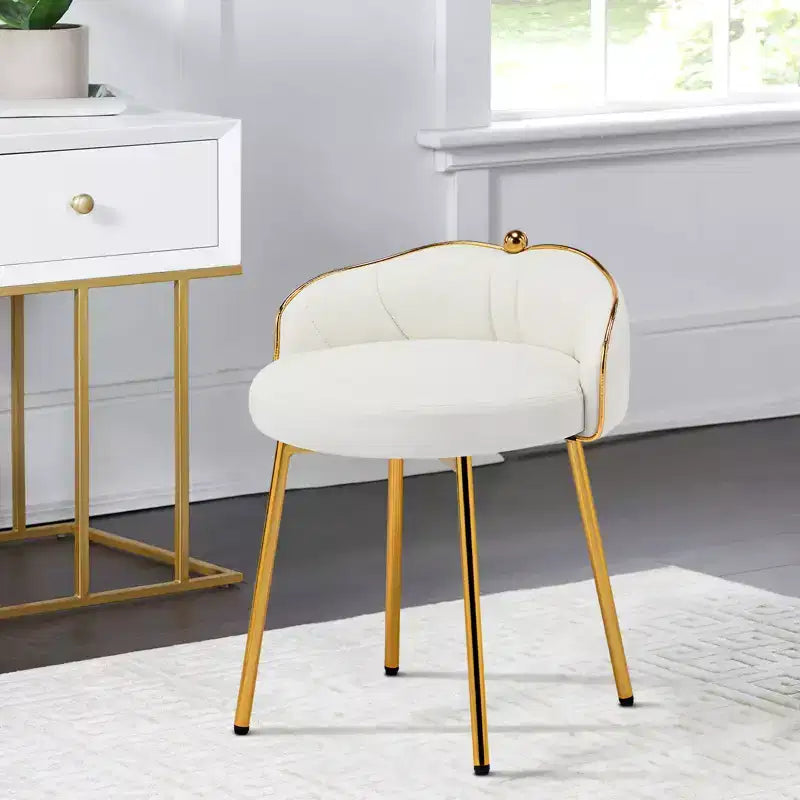 Jolie chaise de coiffeuse à pieds dorés